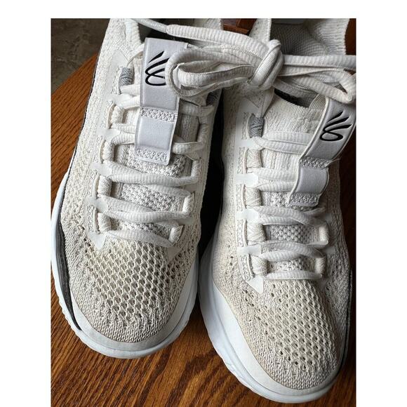 Under Armour Curry Flow white running shoes, youth boys size 4 - Picture 15 of 16